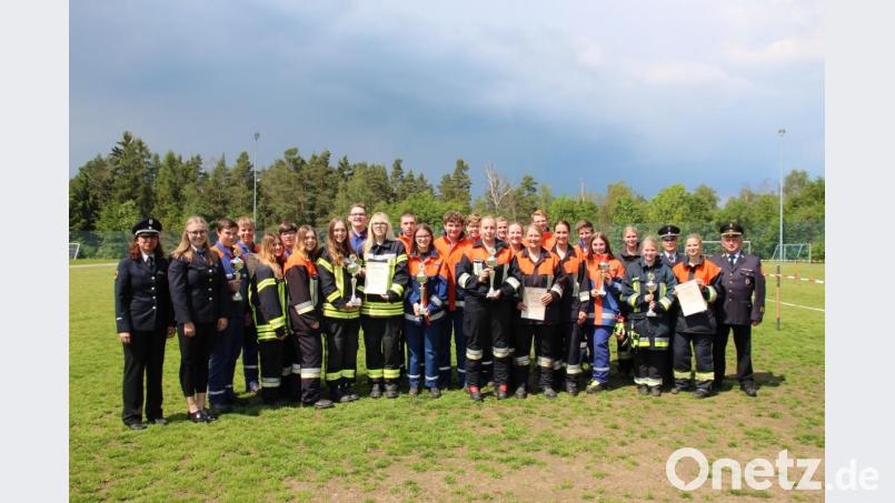 Für die jeweils ersten drei Jugend- und Damenfeuerwehren gibt es beim Wettkampf Pokale. Bild: fz