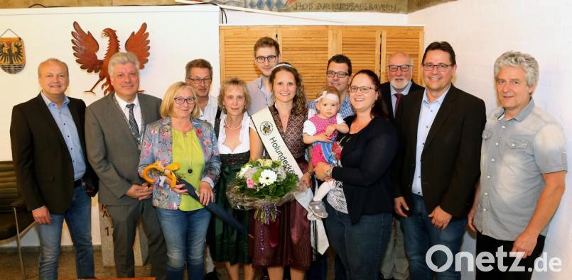 Bürgermeister Günter Stich empfängt die neue Holunderkönigin Sandra Neubeck im Rathaus. Mitgebracht hat die frisch gebackene Hoheit ihre Familie sowie Vertreter des Orts- und Kreisverbandes für Obst- und Gartenbau. Bild: mef