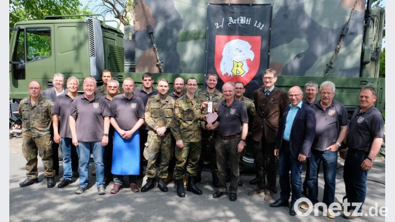 Die Bundeswehr-Pateneinheit der KSK zeigte sich beim Vereinsjubiläum omnipräsent. Bei der Fahrzeugschau waren besonders Mess- und Ortungsfahrzeuge zu bestaunen. Als Geste der Freundschaft überreichte Batteriechef Major Dennis Ziegert an die Speinsharter KSK eine Erinnungstafel und ein hochprozentiges &quot;Artilleriefeuer&quot;. Bild: do