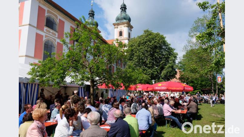 Das farbenprächtige Festpanorama vor den Zwillingstürmen der Klosterkirche lud am Sonntag zum Mitfeiern des Jubiläums ein. Bild: do