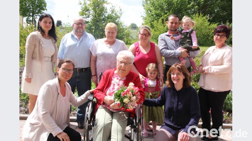 Viele Glückwünsche gab es für Elfriede Mager (sitzend, Mitte) zum 90. Geburtstag. Neben der Familie gratulierten Bürgermeisterin Friederike Sonnemann (vorne links) und Pfarrerin Cornelia Kraft (vorne rechts) sowie Heimleiterin Natalja Kiel (stehend, links) und Pflegedienstleiterin Daniela Lang (stehend, rechts). Bild: kro