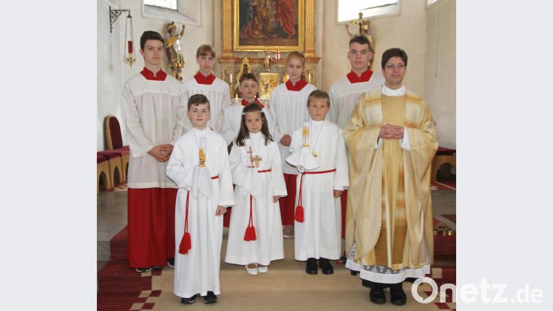 Für drei Erstkommunionkinder ist es ein aufregender Tag. Nach langen Wochen der Vorbereitung treten sie erstmals an den Tisch des Herrn. Bild: nm