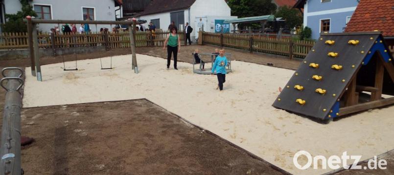 Lädt wieder zum Spielen ein: Der Spielplatz in Gebenbach, den die örtliche Landjugend bei der 72-Stunden-Aktion hergerichtet hat. Bild: e