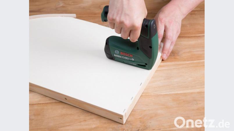 Die Rückwand wird mit einem Tacker befestigt. Bild: DYA/Bosch