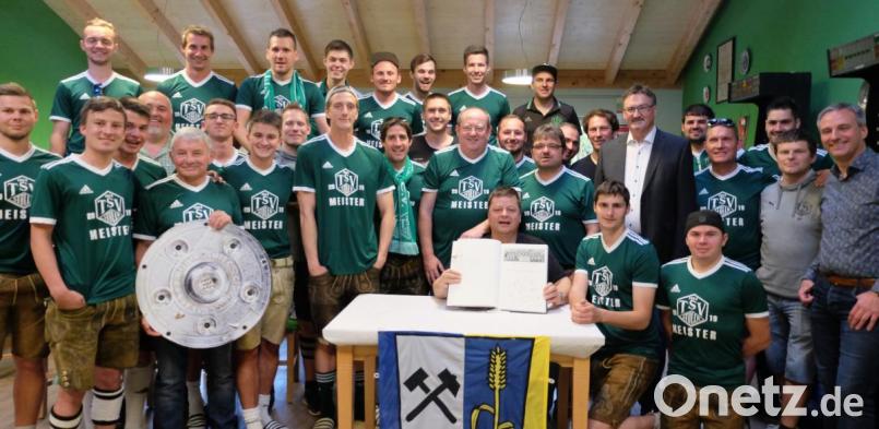 Der TSV Stulln 1954 macht sich zum 65-jährigen Bestehen. mit dem Aufstieg in die Bezirksliga 2019 als historischen Erfolg sein größtes Geschenk. Der Eintrag der Spieler der siegreichen Mannschaft mit den vielen Verantwortlichen ins Goldene Buch der Gemeinde dokumentiert die Anerkennung und die Erinnerung. Mit im Bild Bürgermeister Hans Prechtl (Siebter von rechts), Stellvertreter Thomas Rohrwild (rechts) und Franz Jauernig (stehend Tischmitte) sowie Abteilungsleiter Jürgen Vetter (rechts daneben). Bild: ohr
