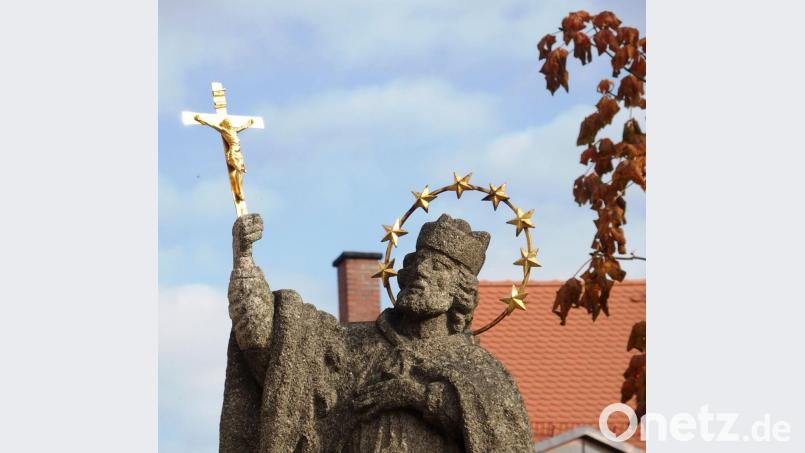 Die Nepomuk-Statue am Tirschenreuther Marktplatz trägt sogar acht Sterne. Archivbild: cr