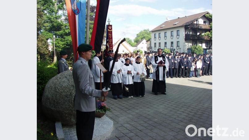 Die Toten wurden bei all den vorangegangenen Jubiläumsfestlichkeiten nie vergessen. Beim 125-jährigen gab es eine eigene Veranstaltung am Gedenkstein auf dem Dorfplatz mit dem damaligen Kaplan Stefan Wissel. Archivbild: dob