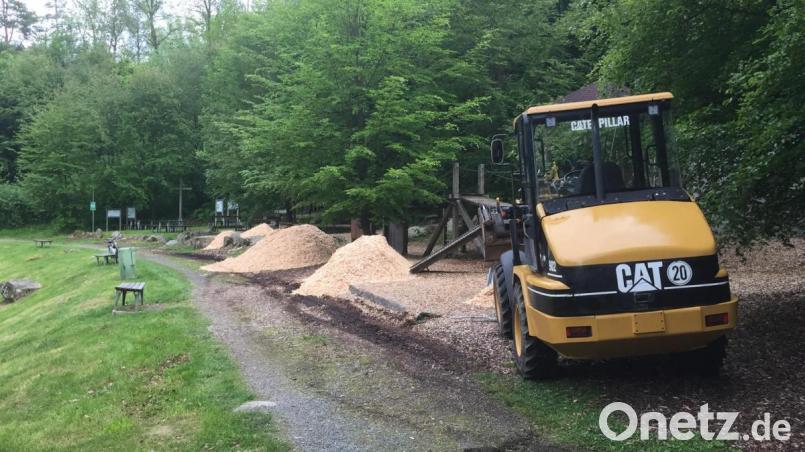 Mit großen Geräten und vielen helfenden Händen wird derzeit der Spielplatz der Pfadfinder an der Polier auf Vordermann gebracht, und lädt damit am Vatertag zum Spielen und Verweilen ein. Bild: wrm