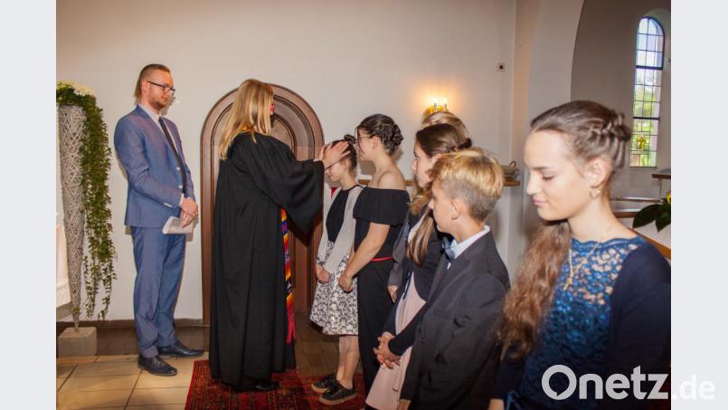 Konfirmation in der Christuskirche: (von links) Florian Keunecke, Vikarin Theresa Amberg, Pauline Peter, Nina Schwarz, Senta Kraus (verdeckt), Anastasia Repp, Paul Straub und Marie Kotzbauer. Bild: wgw