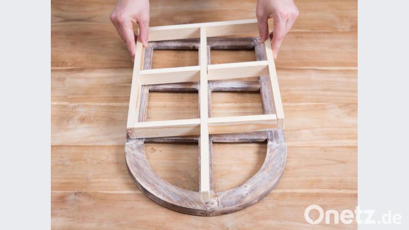 Die Unterkonstruktion sitzt passgenau auf dem alten Fensterrahmen. Bild: DYA/Bosch