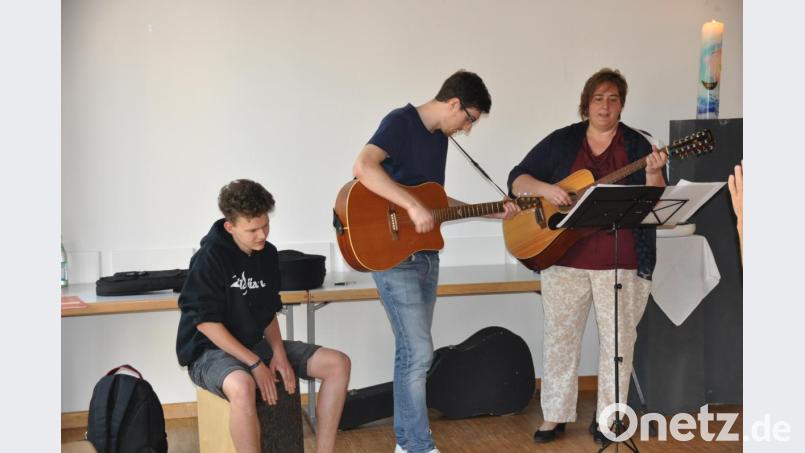 Eine Musikgruppe gestaltet den Auftaktgottesdienst zu "Speichersdorf glaubt!?" musikalisch Bild: ak