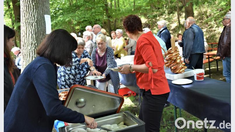 Am Fuß des Annabergs stärken sich die Gläubigen mit Weißwürsten und Brezen. Bild: rgr