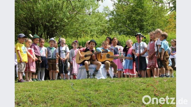 Auch verschiedene &quot;Schnodahüpfln&quot; hatten die Buben und Mädchen einstudiert und brachten sie beim Kindergartenfest zu Gehör. Unter anderem stellten sie fest, dass es nur gegen Dummheit kein Mittel gibt. Bild: frd