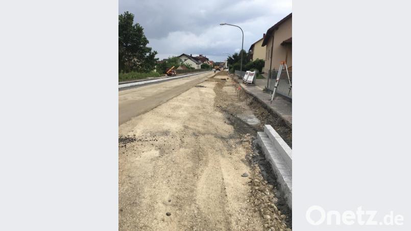 In dem Straßenabschnitt „Münchshofen-Bubach“ verläuft der überregional bedeutende „Naabtal-Radweg“ auf der Fahrbahn der SAD 5. Hier ein Blick auf die aktuelle Erneuerung der Wasserleitung und des Kanals mit Teilerneuerung der SAD 5 in Teublitz. Bild: td