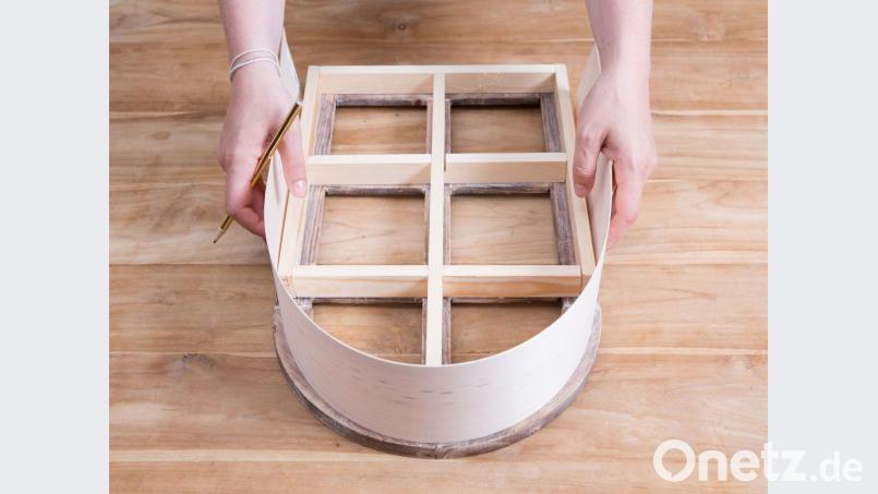 So wird der Furnierstreifen auf die Unterkonstruktion angepasst. Bild: DYA/Bosch