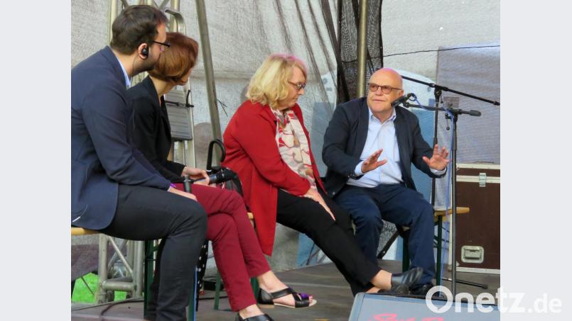 Bei einer Podiumsdiskussion zum Thema "Nachbarschaft vor und nach der Samtenen Revolution" nahm auch der frühere CeBB-Leiter Hans Eibauer (rechts) teil. Bild: Gerhard Götz
