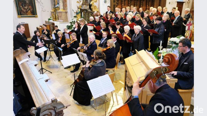 Zum Ende des Marienmonats gestaltet der St-Thomas-Chor Trockau mit 50 Sängern und Solisten sowie mit einer starken Orchesterbegleitung unter der Gesamtleitung von Ottmar Schmitt in Speinshart ein musikalisches Marienlob. Bild: do