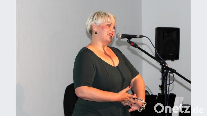 Sie habe einen Mann, den viele möchten. „Der Novak lässt mich nicht verkommen“, ist nur einer von ihren auserwählten Lieblings-Chansons, die Anja Killermann im Kulturstift zum Besten gibt. Bild: Dagmar Williamson