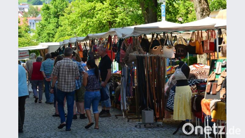 Händler und Fieranten bieten auf dem Marktplatz am Pfingstmarktsonntag wieder ihre Waren feil. Bild: dob