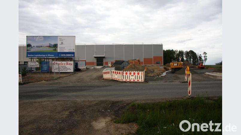 Aktuell errichtet die Ziegler-Group eine Logistikhalle im neuen interkommunalen Gewerbegebiet am Westrand Wiesaus. Die Gesamtmaßnahme Gewerbegebiet ist der größte Ausgabeposten im Haushalt 2019. Bild: wro