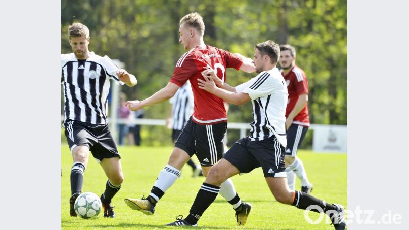 Am letzten Spieltag der Kreisklasse Süd sicherte sich der 1. FC Neukirchen - im Bild Timo Bielesch (Mitte) - noch Platz zwei. Am Mittwoch, 29. Mai, geht es nun um den Aufstieg in die Kreisliga. Bild: Hubert Ziegler