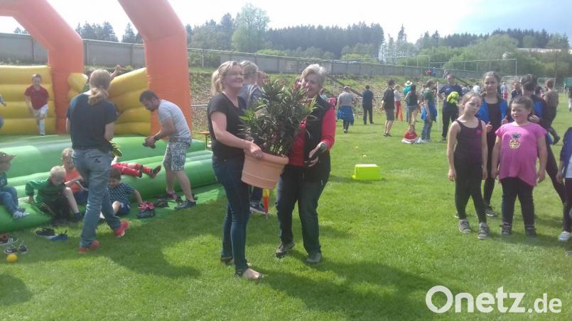 von rechts Oberturnwartin Edith Mark, Tanja Totzauer Bild: Kick, Dagmar