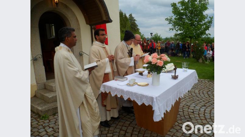 Pfarrer Pater Joy Mundulplackal, Pfarrer Pater Anish George, Pfarrer Hans Riedl und Diakon Harald Schraml (von links) zelebrierten den Gottesdienst. Bild: soj
