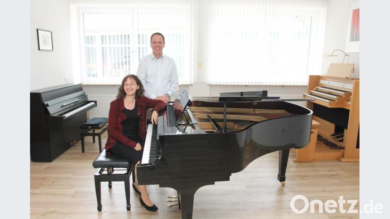 Susanne und Michael Schieder sind gerüstet und freuen sich auf die Eröffnung des Kultursalons. Bild: pi