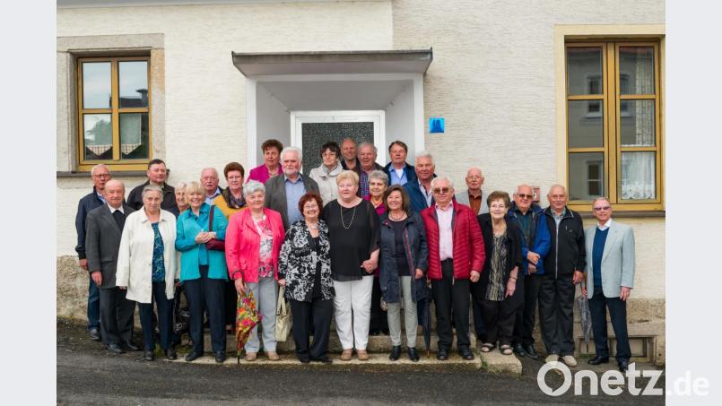 Klassentreffen des Jahrgangs 1948 bis 1952 in Schwarzenbach bei Bärnau vor dem alten Schulhaus, das bald abgerissen werden soll. Bild: wms