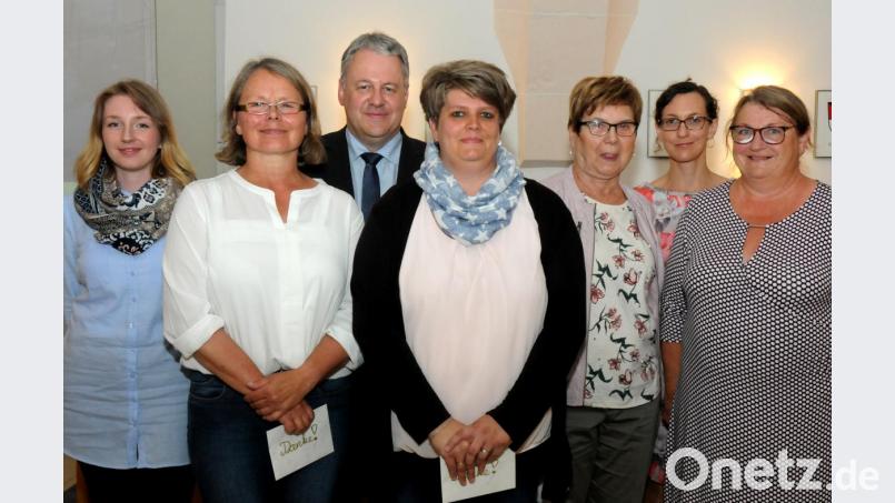 Die Offiziellen mit den Vertretern der drei Vereine, die jeweils 100 Euro für ihre Teilnahme am Osterbrunnen-Wettbewerb erhielten (von links): Landkreis-Touristikerin Regina Wolfohr, Sigrid Titze (Neukirchen), Landrat Richard Reisinger, Simone Spörrer (Seugast), Christine Lehner (Auerbach) sowie Katja Stiegler und Waltraud Lobenhofer von der AOVE. Bild: Stephan Huber