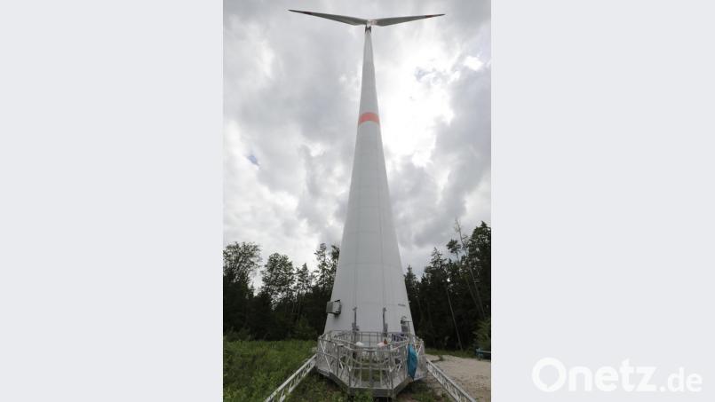 Hier steht die Arbeitsbühne noch am Fuß des Windrads. Bild: Wolfgang Steinbacher