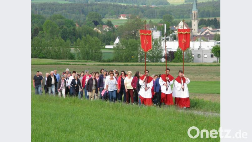 Für das Gedeihen der Feldfrüchte beten die Kemnather bei der ersten Bittprozession von der Stadtpfarrkirche zur Filialkirche St. Georg nach Oberndorf einen Rosenkranz. Bild: jzk