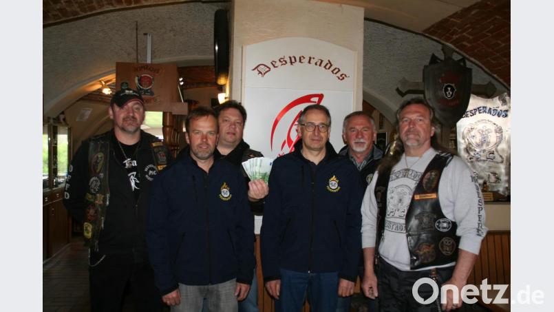 Die Spendenübergabe mit (von links) Markus Werner, Feuerwehr-Vorsitzendem Markus Schultes, Holger Göschel, Kommandant Richard Wegmann, SV-Vorsitzendem Heribert Pickert und Desperado-Clubpräsident Bernhard Piontek. Bild: fpoz