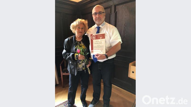 Obermeister Bernhard Dräxler zeichnete Ria Achhammer mit der goldenen Ehrennadel der Friseurinnung Schwandorf aus. Bild: exb