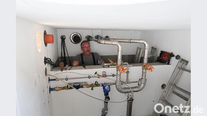 Moderne Technik sorgt unter dem Brunnen für eine effiziente Zirkulation des Wassers. Handwerker haben nun die letzten Arbeiten abgeschlossen. Bild: bsc