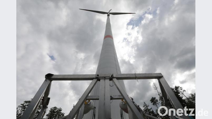 Hier steht die Arbeitsbühne noch am Fuß des Windrads. Bild: Wolfgang Steinbacher