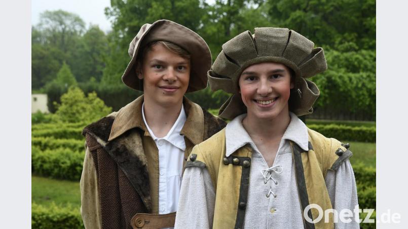 Leander (links) und Vincent Donhauser kommen aus Aschach und gehören beim Welttheater zum Volk. Bild: Petra Hartl