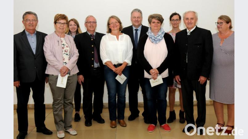 Die Offiziellen mit den Vertretern der drei Vereine, die jeweils 100 Euro für ihre Teilnahme am Osterbrunnen-Wettbewerb erhielten (von links): Herbert Lehner (2. Bürgermeister Auerbach), Christine Lehner (Auerbach), Landkreis-Touristikerin Regina Wolfohr, Winfried Franz (Bürgermeister Neukirchen), Sigrid Titze (Neukirchen), Landrat Richard Reisinger, Simone Spörrer (Seugast), Katja Stiegler (AOVE), Helmut Klier (2. Bürgermeister Freihung) und AOVE-Geschäftsführerin Waltraud Lobenhofer. Bild: Stephan Huber