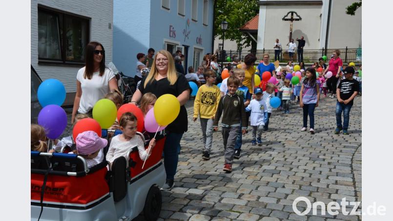 Am Kinderfestzug beteiligten sich auch viele Eltern. Bild: jr