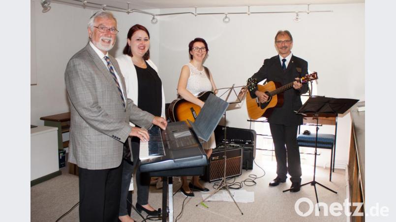 Erwin Oppelt, Franziska Himmelhuber, Leonie Hänig und Roland Willecke umrahmten die Konfirmation. Bild: wgw