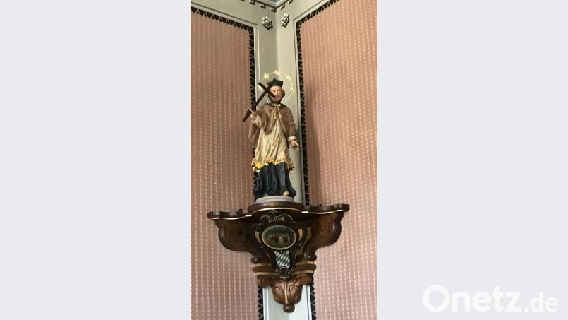 Im Sitzungssaal des Rathauses von Bärnau wacht dieser Nepomuk. Archivbild: cr