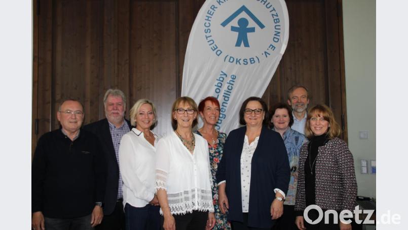 Die Mitglieder des Orts- und Kreisverbandes Amberg-Sulzbach des Deutschen Kinderschutzbundes haben bei den Neuwahlen Brigitte Breitfelder (Vierte von links) und ihre Stellvertreterin Monika Höhne (Fünfte von links) in ihren Ämtern bestätigt. Bild: ads