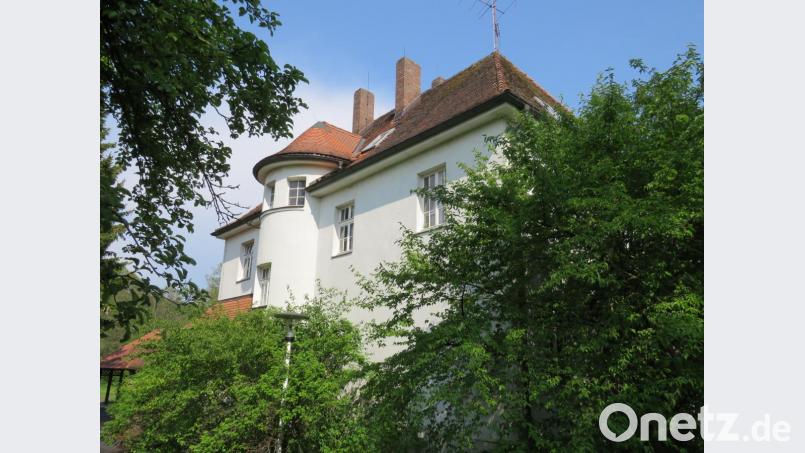 Der Charakter einer Villa soll bei der Generalsanierung des alten Schulhauses unbedingt erhalten bleiben, betont Klaus Meyer. Es wäre auch wirklich schade darum. Bild: ubb