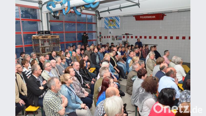 Rund 250 Besucher drängen sich im Tännesberger Feuerwehrhaus. Bild: fjo