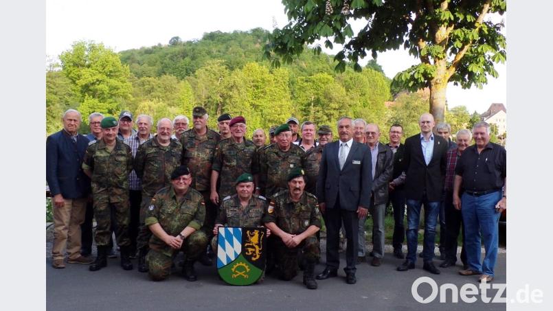 Der stellvertretende Landesvorsitzende des Reservistenverbandes, Werner Gebhard (vorne rechts) und Altlandrat Hans Schuierer (links) gratulierten dem neuen Vorstand der Traditionskameradschaft Sicherungsbataillon 48. Bild: dl