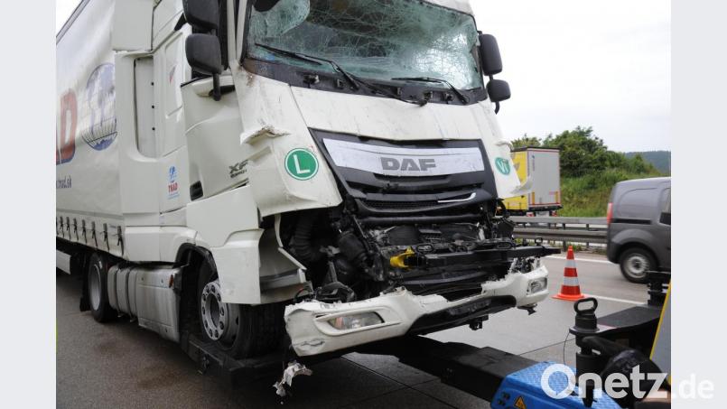 Der 45-jährige Fahrer eines Sattelzugs hat am Dienstagnachmittag den Sicherungsanhänger an einer Baustelle der A6, Höhe Schmidgaden, übersehen. Er konnte nicht mehr rechtzeitig ausweichen und fuhr daher auf das Fahrzeug auf. Bild: gfr