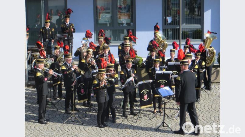 Die Bergknappenkapelle Sulzbach-Rosenberg spielte zünftig beim Standkonzert am Rathausvorplatz auf. Bild: nbu