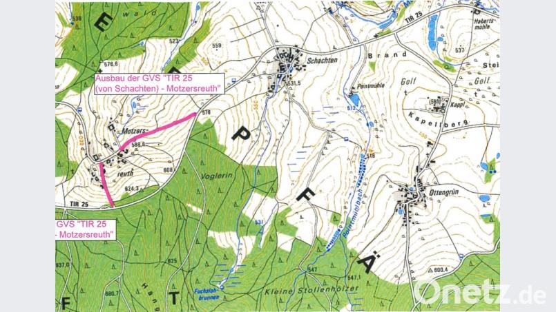 Die Einzelheiten der beiden Anbindungen zur Kreisstraße TIR 25 sind jetzt bei einer Informationsversammlung im Gasthaus Schneider erläutert worden. Bild: pz