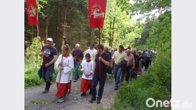 Durch Wälder und Fluren pilgerten die Gläubigen zum Kalvarienberg. Hier die Gruppe der Bittgänger aus Ebnath. Bild: soj