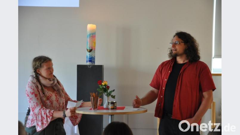 Die Gesprächsrunde gestalten Moderatorin Magdalena Engelbrecht und David Brehm. Bild: ak